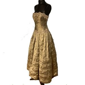 Spectacular Chris Cole  Appliquéd Tiered Gown S-M